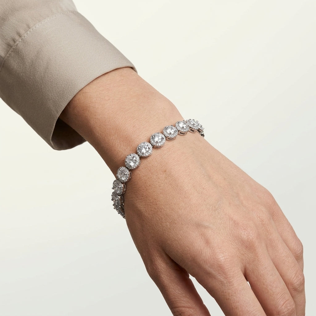 Close do pulso com a pulseira de zircônias com halo, banhada a ródio