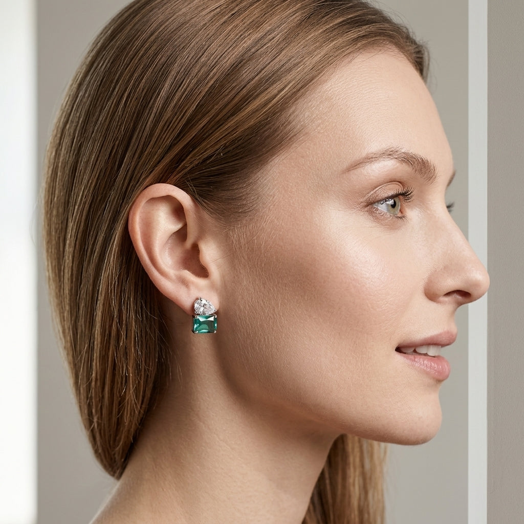 Perfil de mulher com o brinco de pedra verde e cristal em gota, banhado a ródio