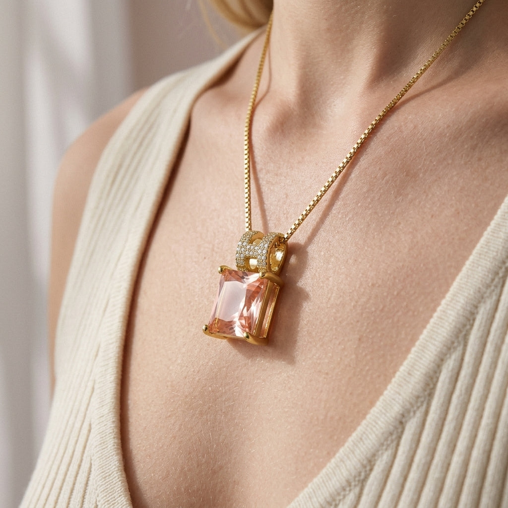 Modelo usando a gargantilha com pingente de pedra rosa banhada a ouro da ALUENA, close no pingente