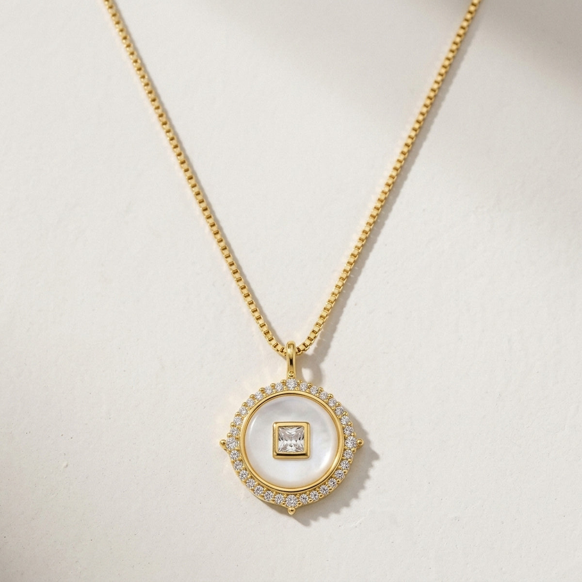Gargantilha Medalhão Pérola Cravejada · Banhado a Ouro