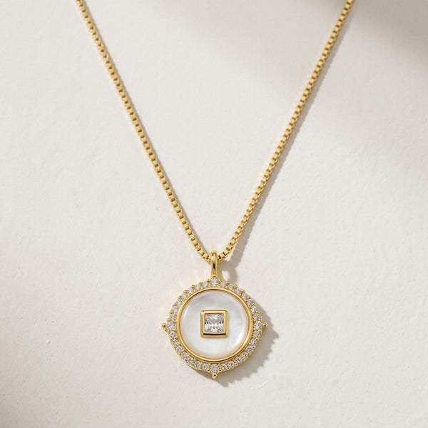 Gargantilha Medalhão Pérola Cravejada · Banhado a Ouro