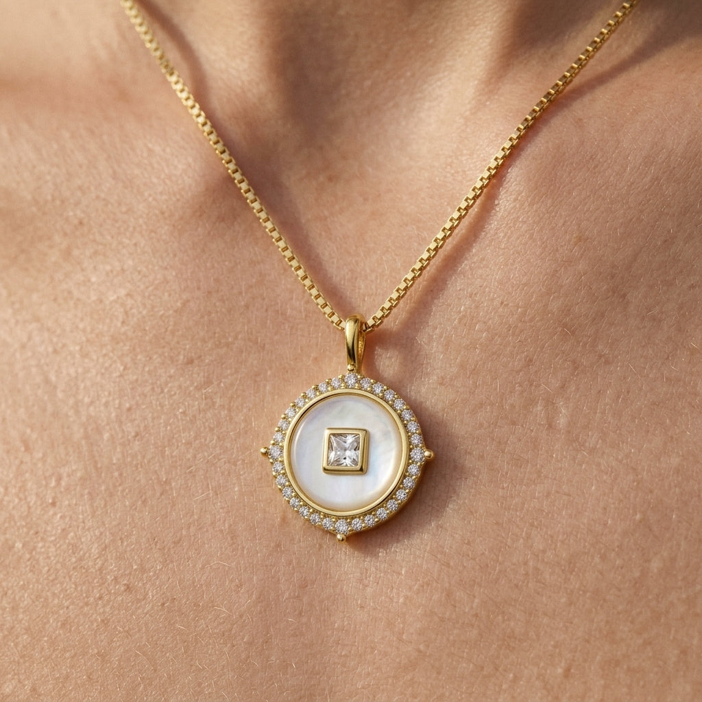 Gargantilha Medalhão Pérola Cravejada · Banhado a Ouro