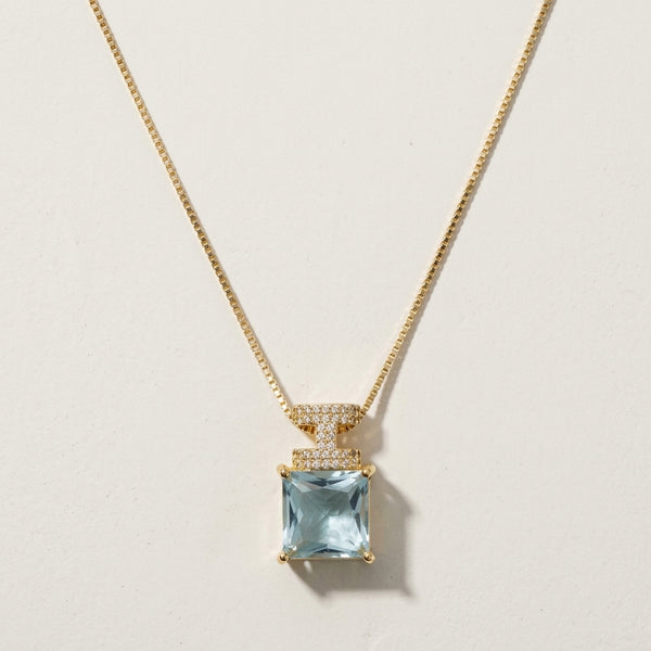 Gargantilha com pingente de pedra azul clara cravejado de zircônias, banhada a ouro