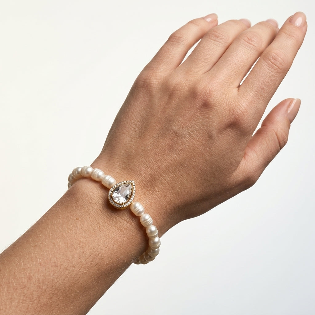 Pulseira Pérolas Água Doce com Gota Cravejada · Banhado a Ouro